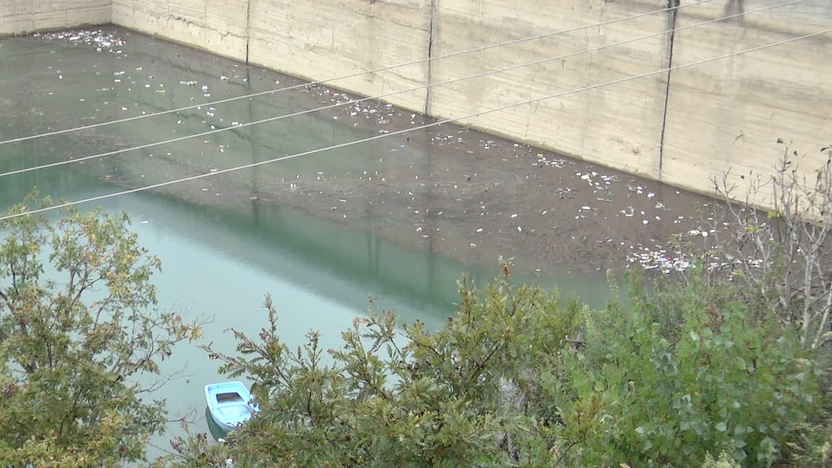 Ndotet liqeni i Ulzës, mbetjet plastike ndalen në digën e HEC-it