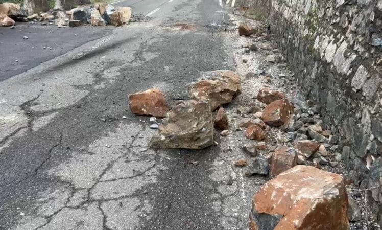 Shembet masivi i gurëve në Shkopet, bllokohet rruga nacionale Burrel – Skuraj