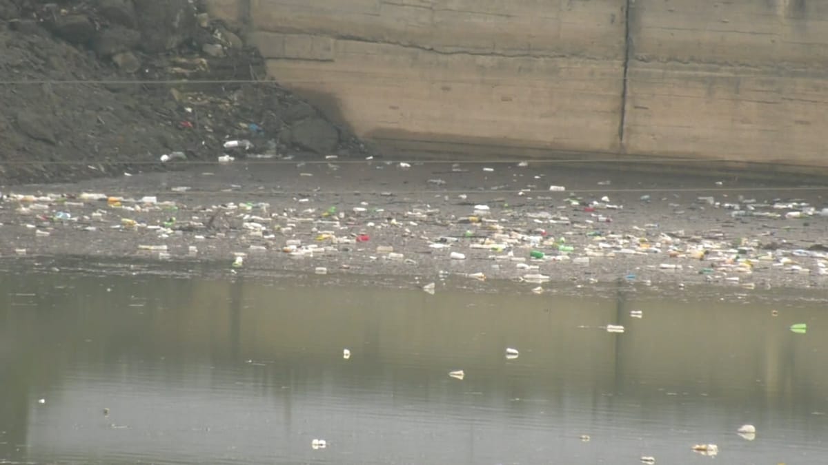 Mbushet baseni i liqenit të Ulzës me ujë… dhe me mbeturina