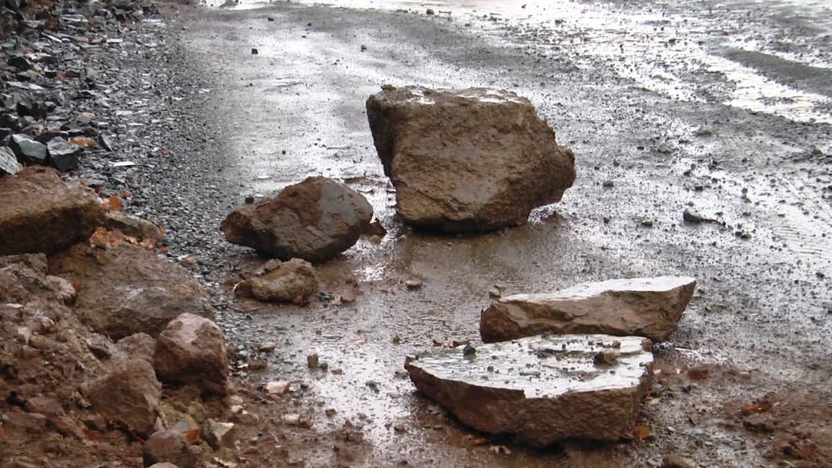 Rënie shkëmbinjsh në rrugën Qaf Buall – Krastë