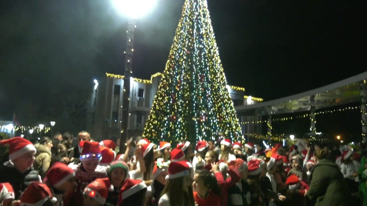 Nis atmosfera e festave të fundvitit, ndizen dritat e pemës simbol të vitit të ri