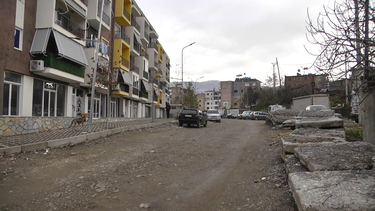 Ish-pazari i gjësë së gjallë në Klos mbetet në gjendje të degraduar