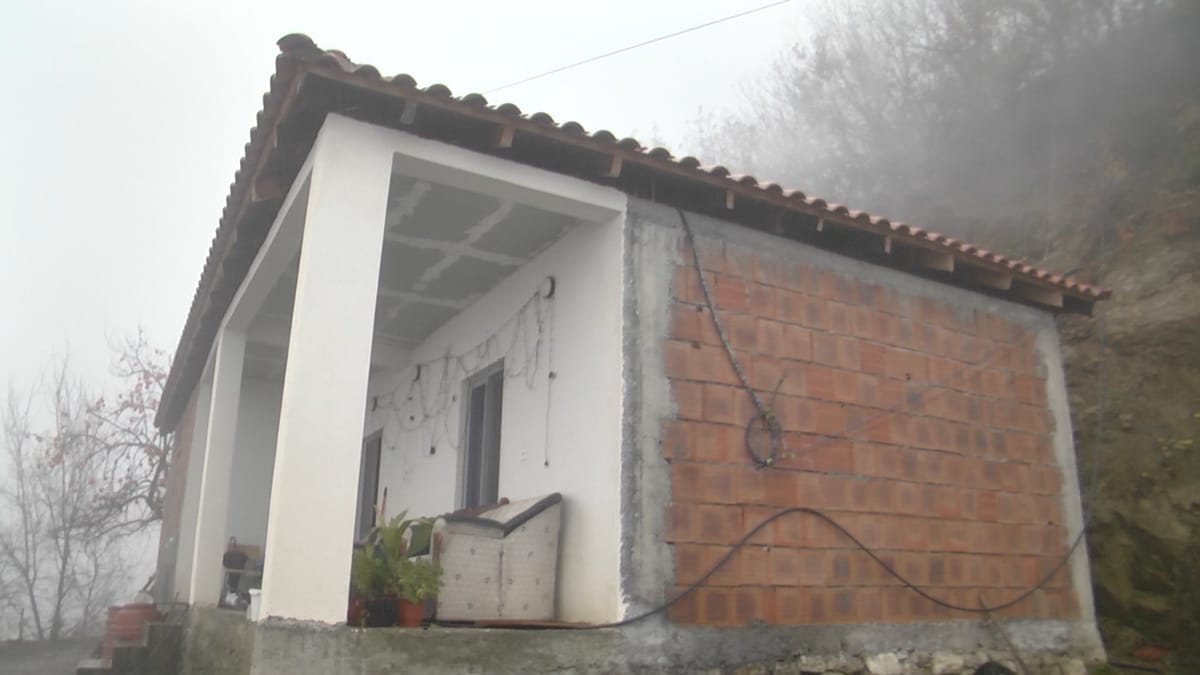 Familja Kaceli 3 vite e gjysmë në çadër, shtëpinë e ndërton vetë
