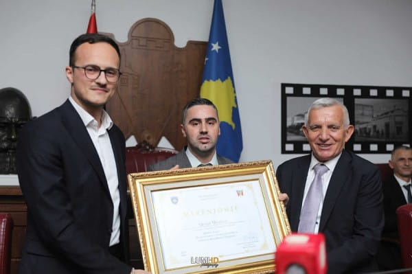 Kuvendi i Komunal i Gjilanit në seancën solemne, e ka shpallur “Qytetar Nderi” ish-ambasadorin e Shqipërisë në Kosovë, Qemal Minxhozi.