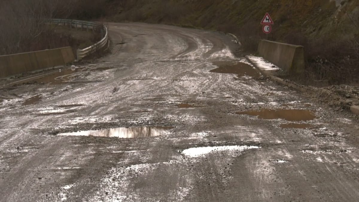 Burrel – Rrëshen në mëshirë të fatit, drejtuesit e mjeteve bëjnë apel për ndërhyrje