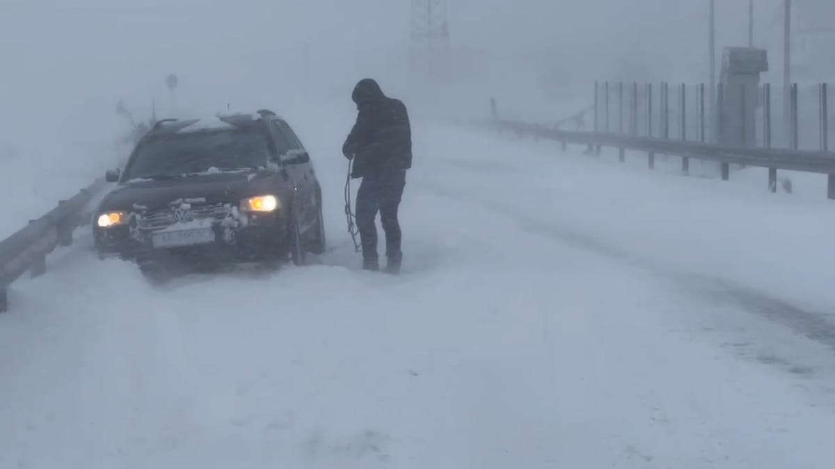 Të gjithë fshatrat e Dibrës dhe Bulqizës të izoluar, prefekti Shehu: bashkitë po punojnë për hapjen e rrugëve