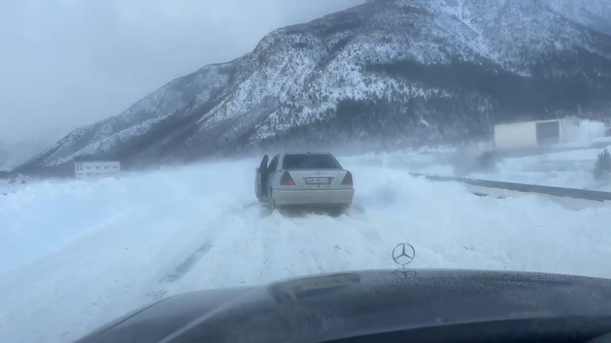 Situata në Dibër mbetet e rëndë, shumë njësi administrative ende të bllokuara
