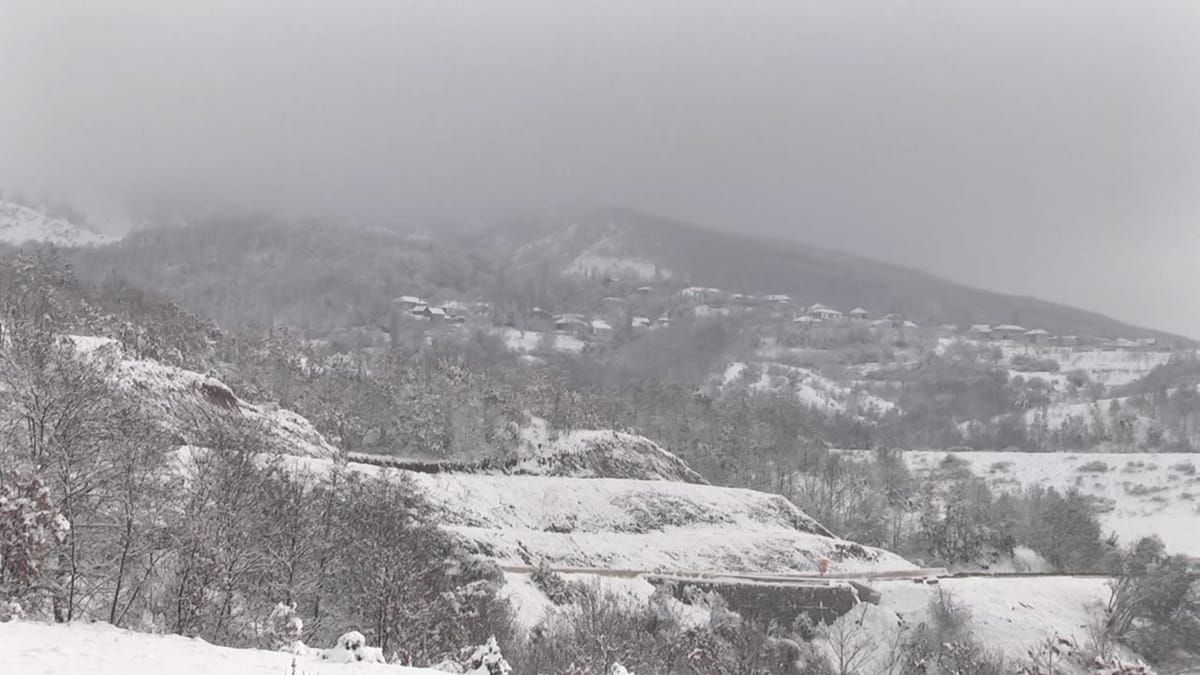 Shumë fshatra ende të bllokuar në Dibër, rikthehet mësimi në shkolla