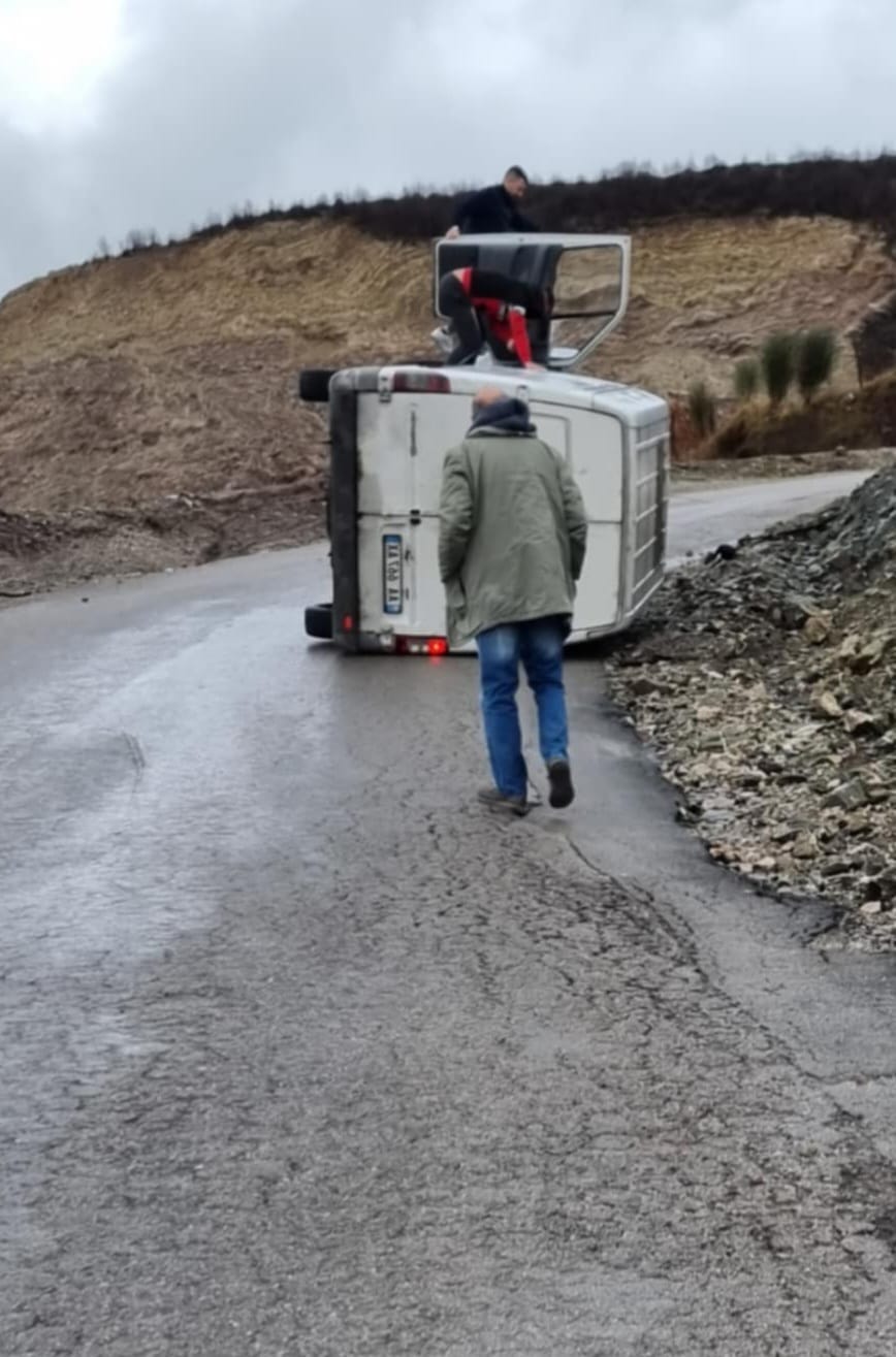 Aksident në rrugën e Arbrit, furgoni përmbyset furgoni në hyrje të bypassit