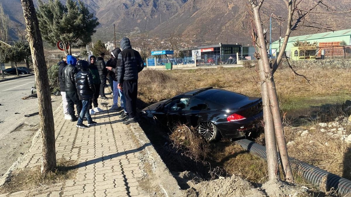 Aksident i frikshëm në Bulqizë, makina thyen pemët në trotuar, përplas një grua