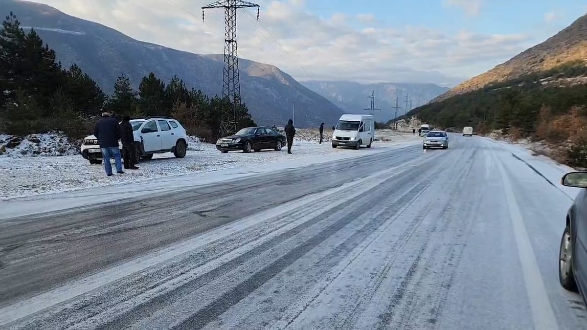 Akulli mbërthen Bulqizën, probleme me qarkullimin e automjeteve