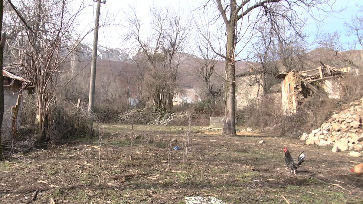 FSHATI ZOGJAJ DREJT BRAKTISJES SË PLOTË, BANORËT: “JEMI HARRUAR NGA SHTETI”