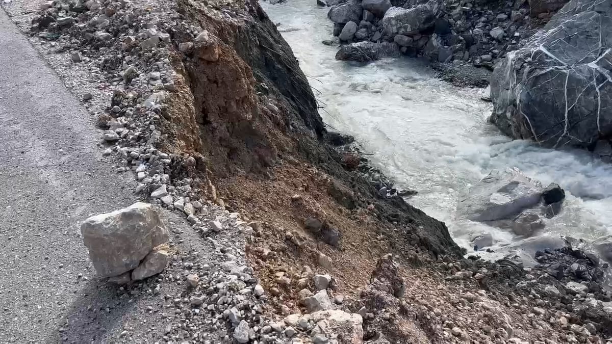 Rrëshqitje në rrugën e Arbrit, firma vendos një gur në vend të sinjalistikës