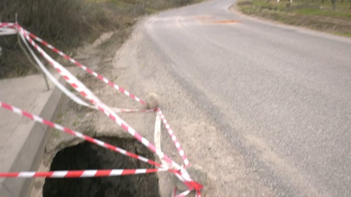 Mbush gropat, por “harron” urën në Sukbull, firma mirëmbajtëse e rrugës Ura e Matit  - Rrëshen