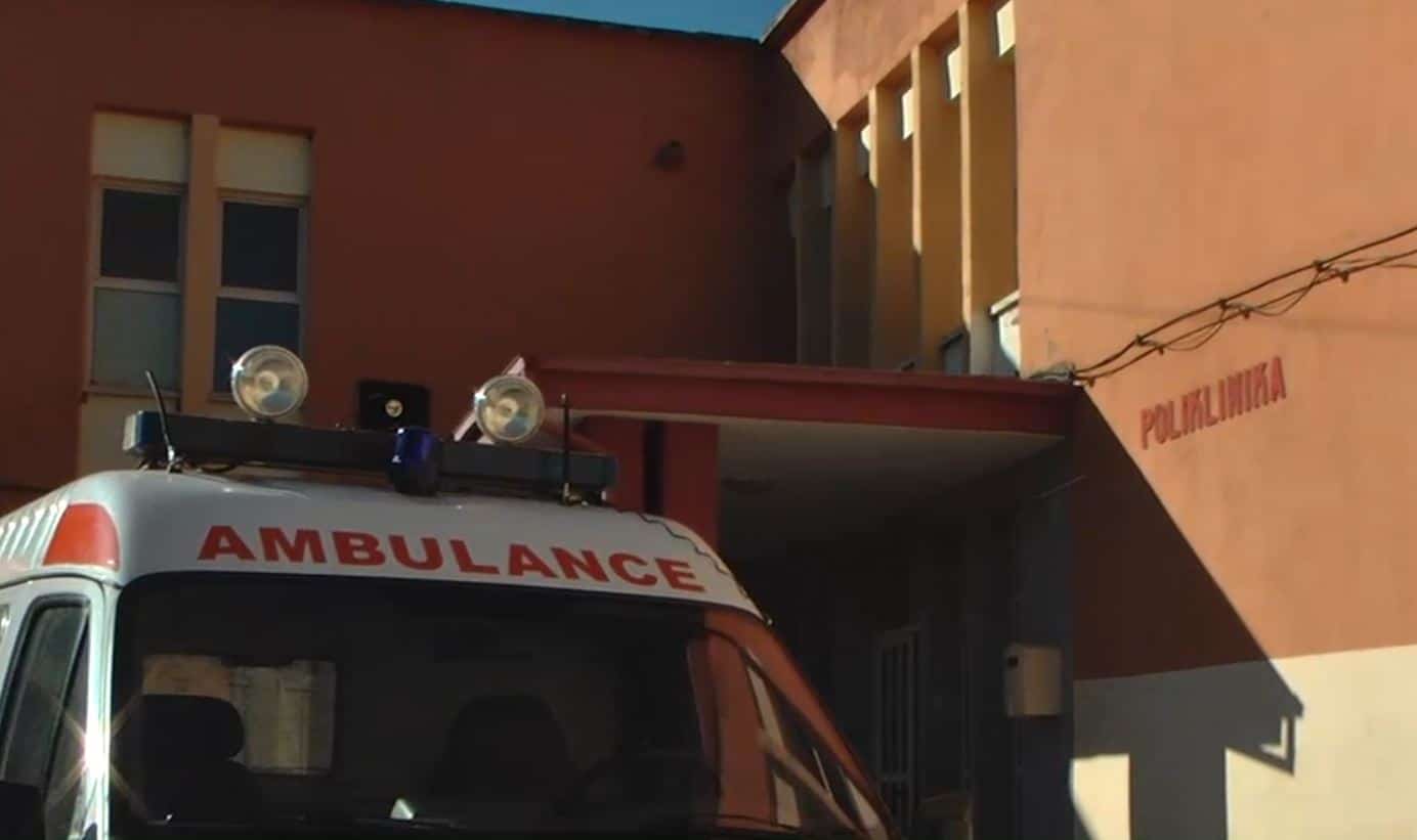 DETAJET/ Burrel, 2 “Benz”-at u përplasën kokë më kokë, familja me 3 persona në një prej mjeteve. 8-vjeçari rëndë niset tek Trauma