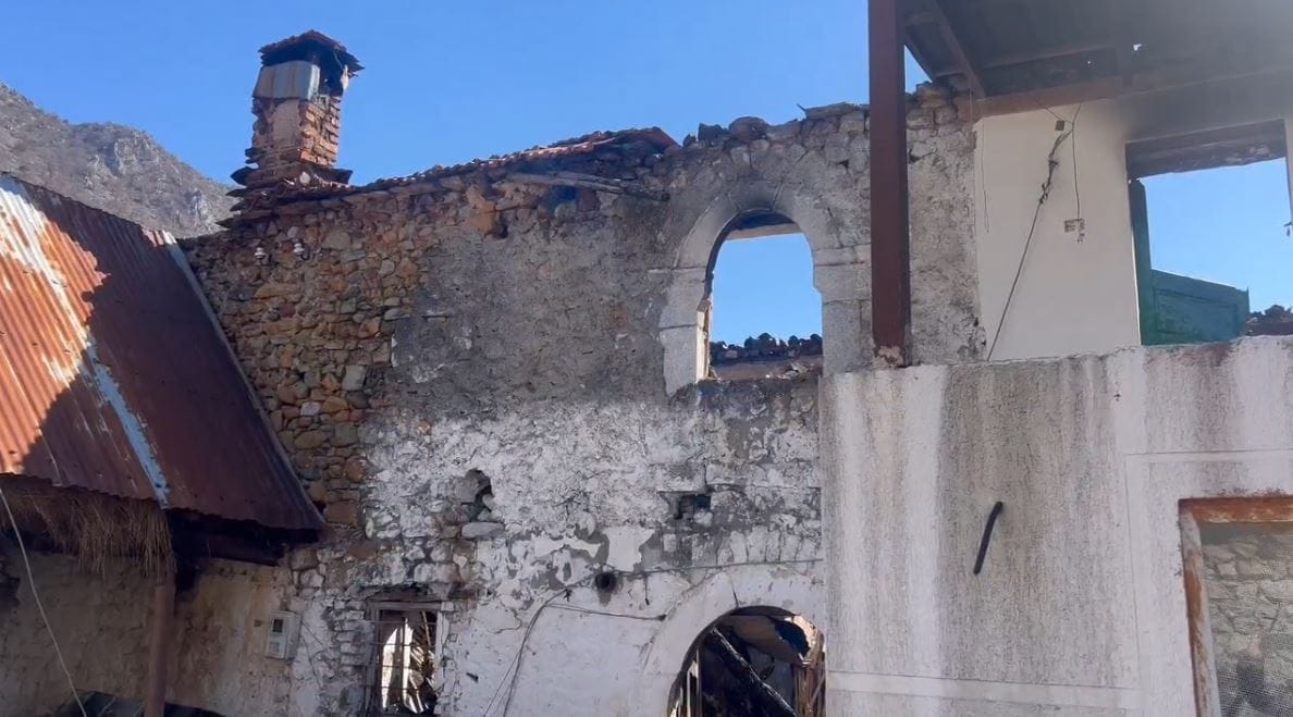 Bulqizë, banesat përfshihen nga flakët, dy familje në qiell të hapur