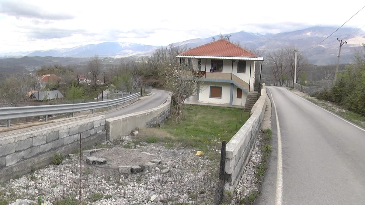 Klos, shtëpia që mbeti mes dy rrugëve