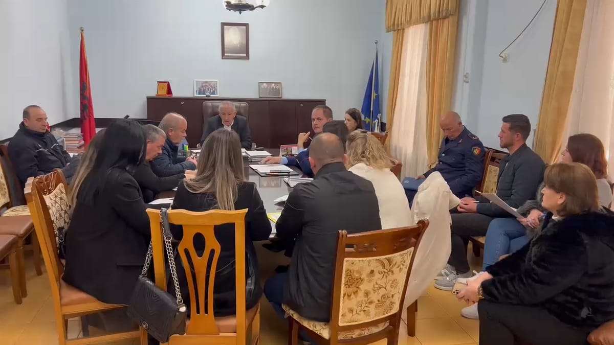 Mbledhja e prefektit me drejtuesit e institucioneve për sigurinë në shkolla