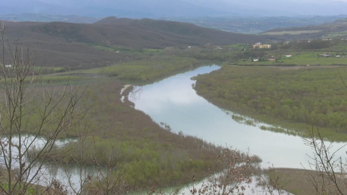 Rritet niveli i ujit, shpresë për shtimin natyral të peshkut në Liqenin e Ulzës