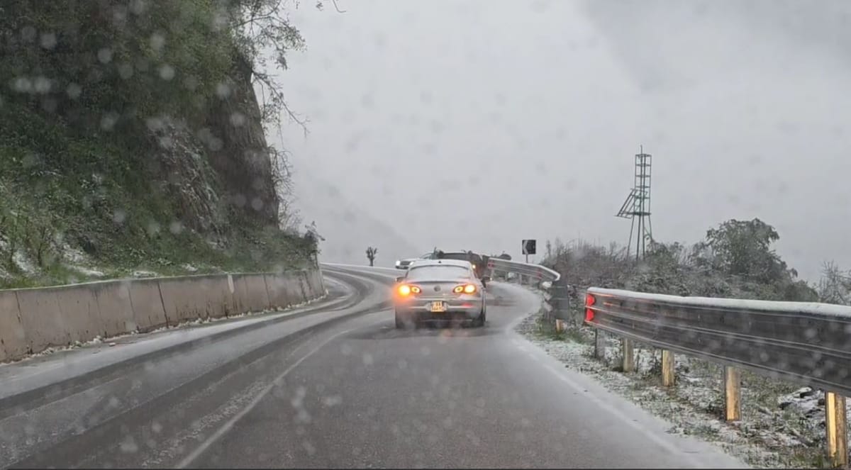 Probleme në fshatin Fshat, Nje mjet del nga rruga dhe përplaset me mbrojtësen anësore