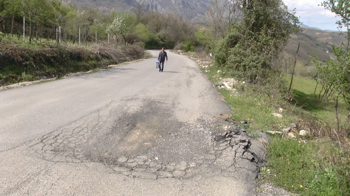 Qaf Buall – Klos, rruga e lënë rrugëve, asnjë përkujdesje