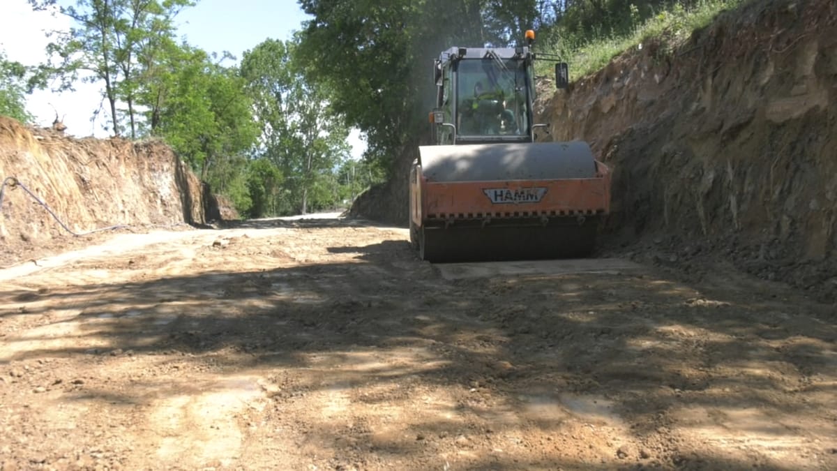 Vijon puna në unazën veriore të qytetit të Burrelit, përfundojnë disa nga veprat e artit
