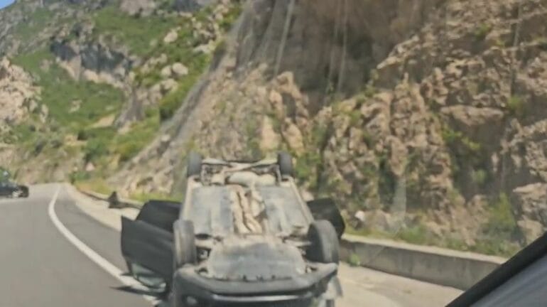 Aksident te “Shkalla e Tujanit”, përplasen dy makina, njëra kthehet përmbys