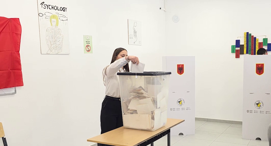 17:35- KQZ përditëson të dhënat! Deri në orën 17:00, votuan 38.75 përqind e zgjedhësve, kryeson Qarku Dibra, me 48.51 përqind.