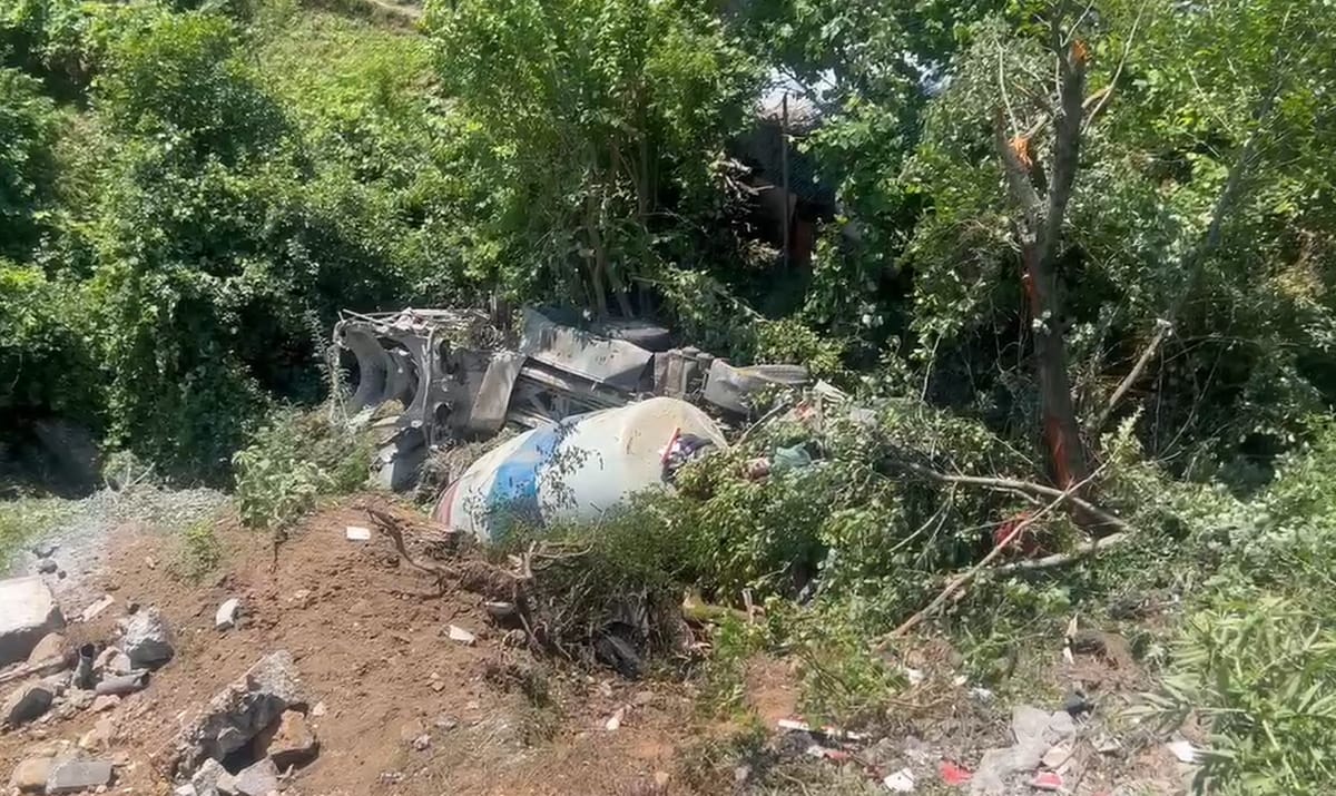 Aksident në Ulëz, betonierja përfundon në humnerë