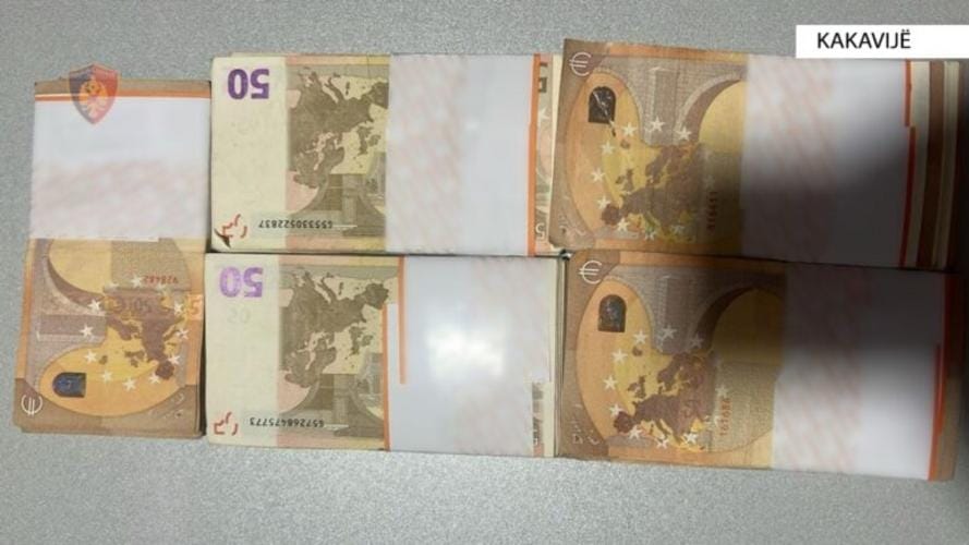 Kapet në Kakavijë me 25,000 euro të padeklaruara, procedohet 65-vjeçarja që udhëtonte për në Greqi - JavaNews.al