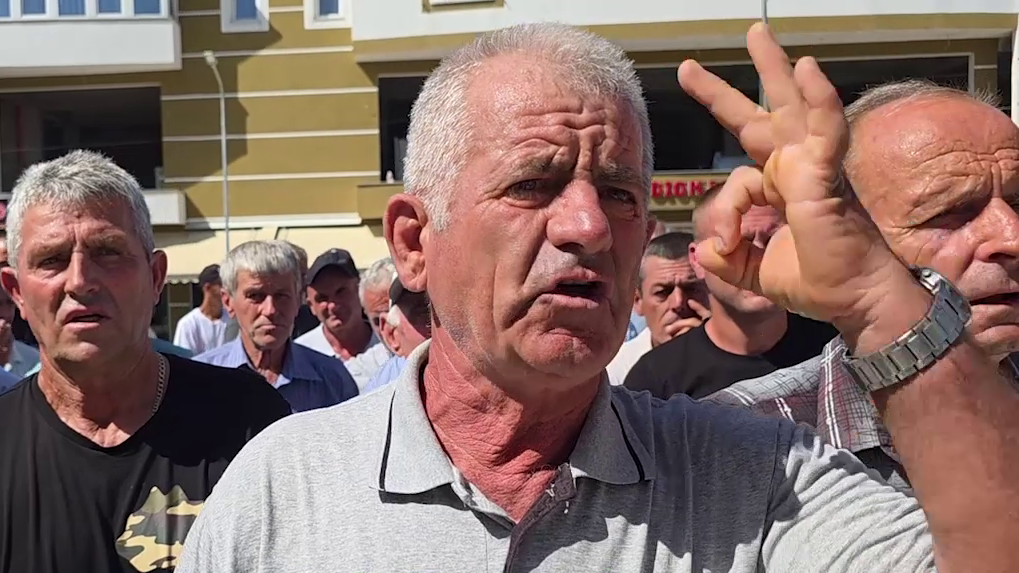 (VIDEO)Banorët e fshatrave të Suçit, sërish në protestë para Bashkisë Klos