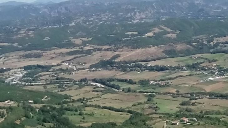 Bashkëfshatarët flasin për vrasjen e 23 vjeçarit: Janë ndër familjet më të mira. Djali ka qenë fëmijë, është bërë krim!