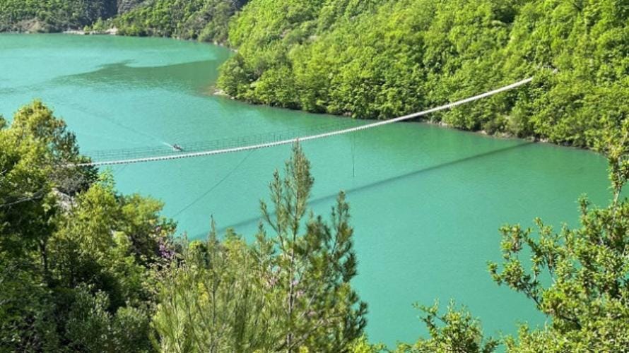 Detaje nga ngjarja në Ulëz, automjeti i 23-vjeçarit përfundoi në Liqenin e Shkopetit. Persona të paidentifikuar e qëlluan teksa…