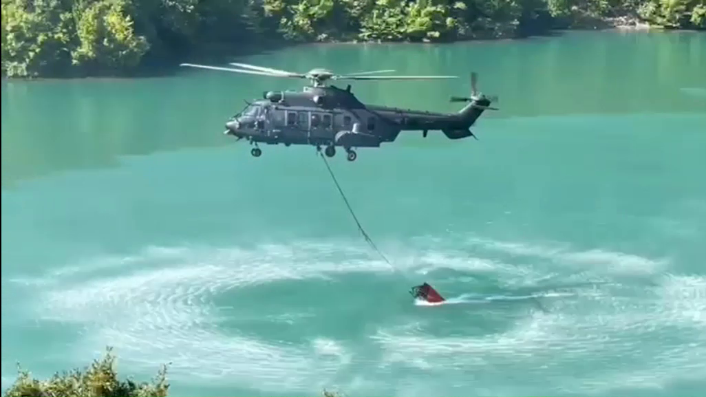 (VIDEO)Dy helikopterë dhe dy avionë për të fikur zjarrin në Shkopet e Zall Gjoçaj