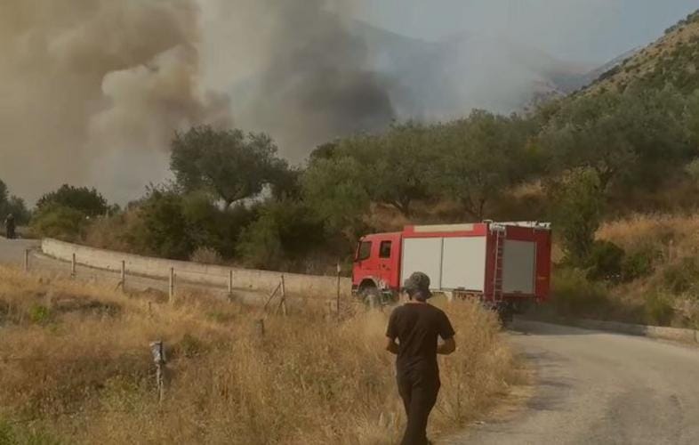 Flakët jashtë kontrolli në Delvinë/ Shefi i komisariatit pëson djegie në trup, asfiksohet një tjetër efektiv