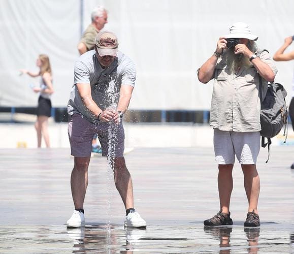 FOTOLAJM/ Termometri shënon 43 gradë celcius, si po i përballojnë qytetarët temperaturat ekstreme