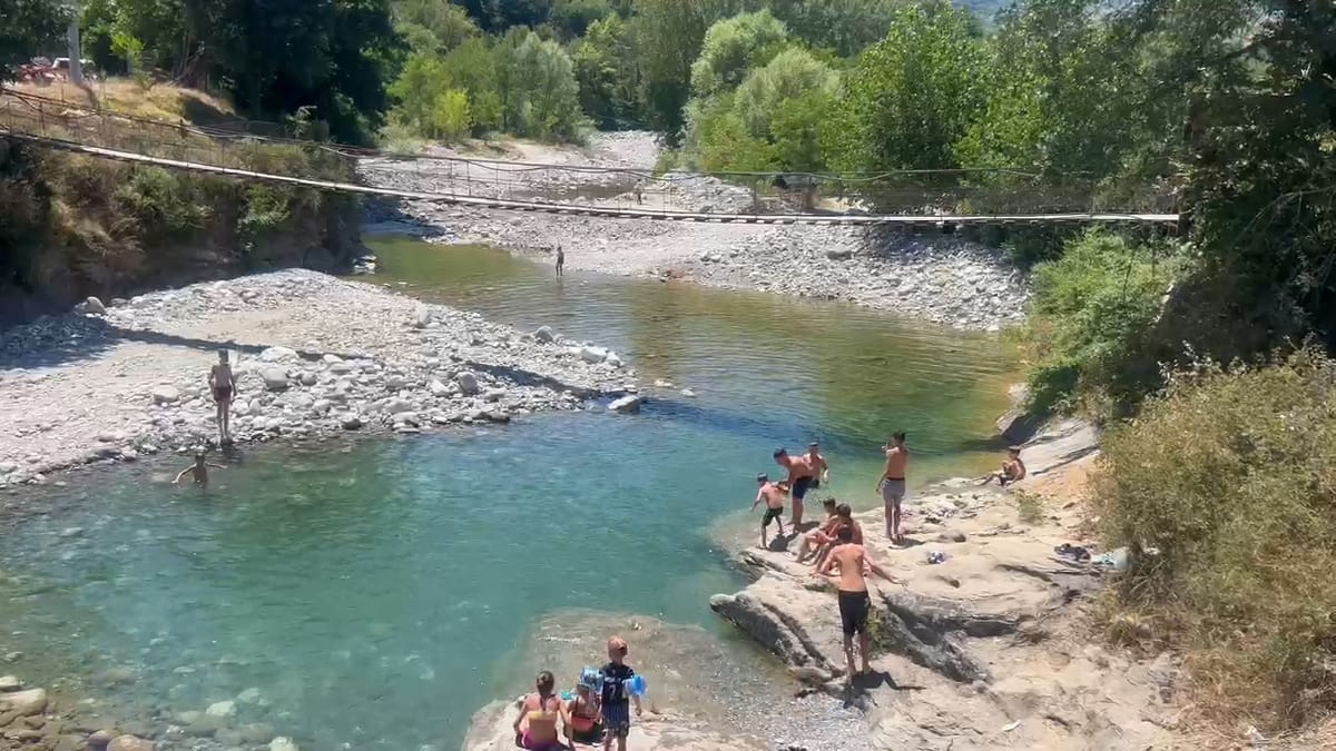 Klos / Fëmijët i “arratisen” vapës, dynden në lumenj e zalle