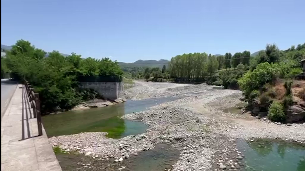 (VIDEO)Moti arrin temperatura ekstreme, mbi 40 gradë Celsius në Mat