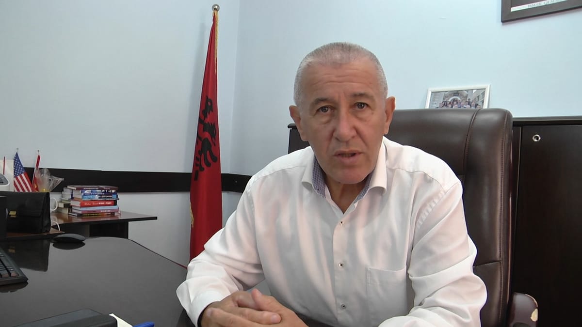 Prefekti i Qarkun Dibër Nexhbedin Shehu i “tërheq veshin” policisë rrugore