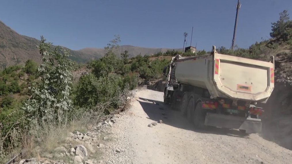 (VIDEO)Rruga e zonës D, ku u shkaktua tragjedia një ditë më parë, asnjë element sigurie