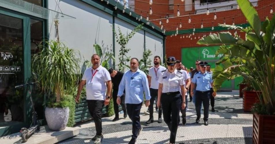 Shteti në këmbë/ Lirimi i hapësirave publike në kryeqytet, Ministri Hoxha dhe strukturat e policisë dalin në terren