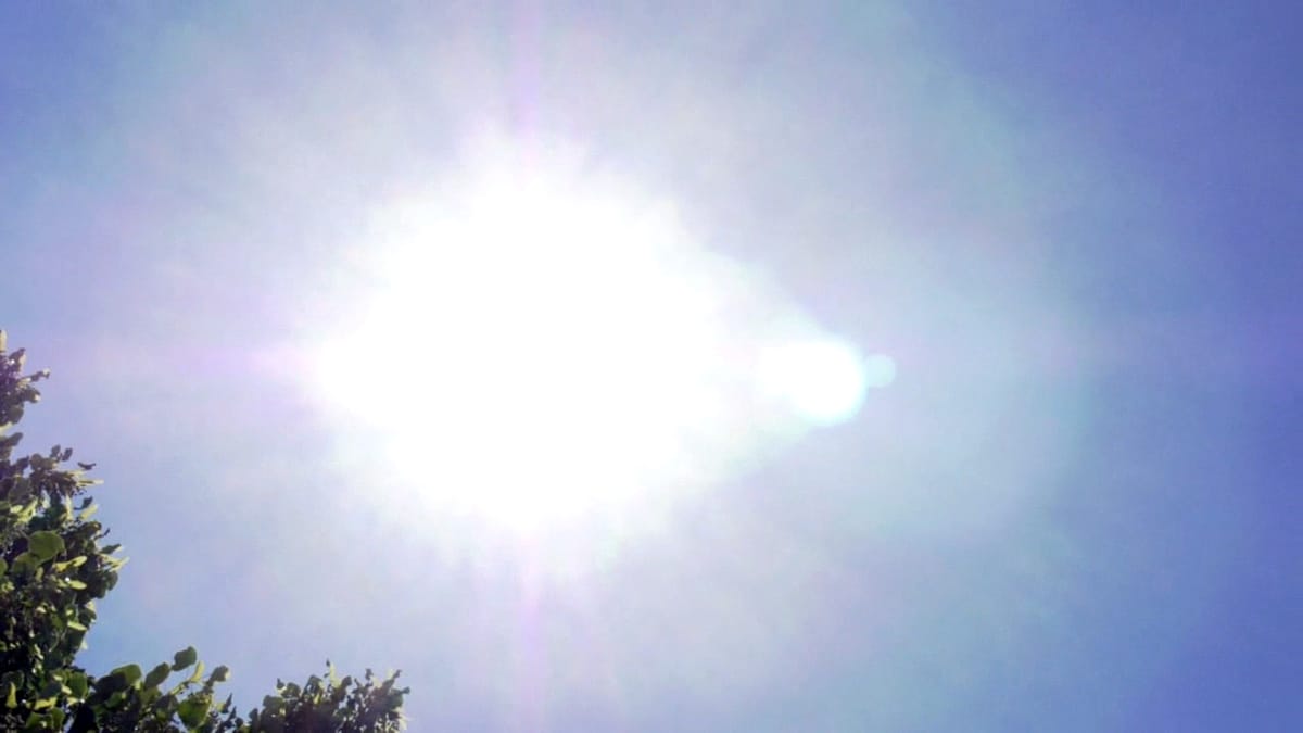 Temperaturat e larta, mjekët këshillojnë të tregohet kujdes