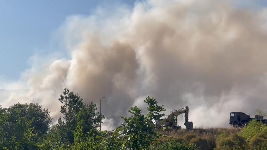 Vijon zjarri në fushën e mbetjeve në Elbasan, tymi i dendur mbulon zonën