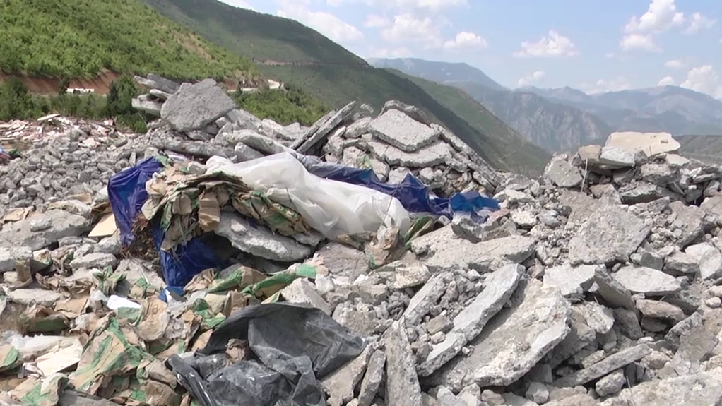 (VIDEO)Vijon ndotja në fshatin Plan i Bardhë, asnjë masë e marrë nga autoritetet