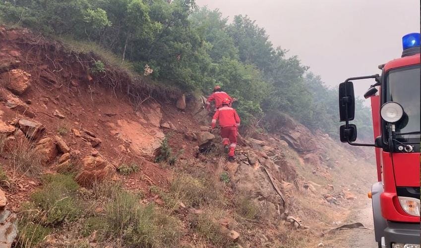 Zjarr masiv në Klos, qindra hektarë pyje e kullota të djegura, ndërhyrje nga ajri dhe toka për vënien nën kontroll të flakëve