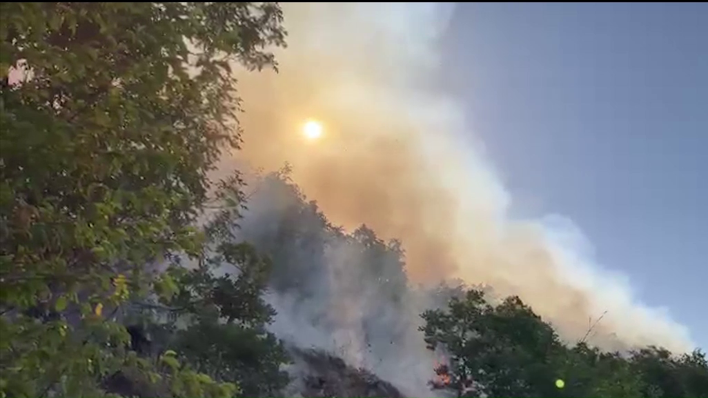 (VIDEO)Zjarret djegin pyjet e Lurës, era e fortë favorizon përhapjen e flakëve