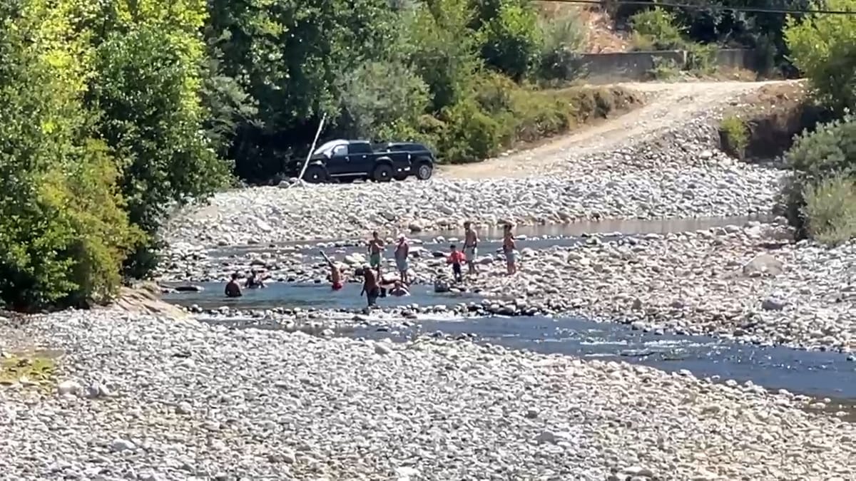 Temperaturat ekstreme, dyndje në lumin Mat