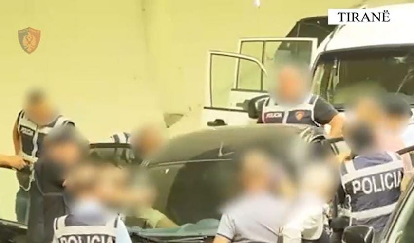 EMRI/ Aksion si në filma në tunelin e Murrizit! Kapet 22-vjeçari me armë, do ua shiste grupeve kriminale