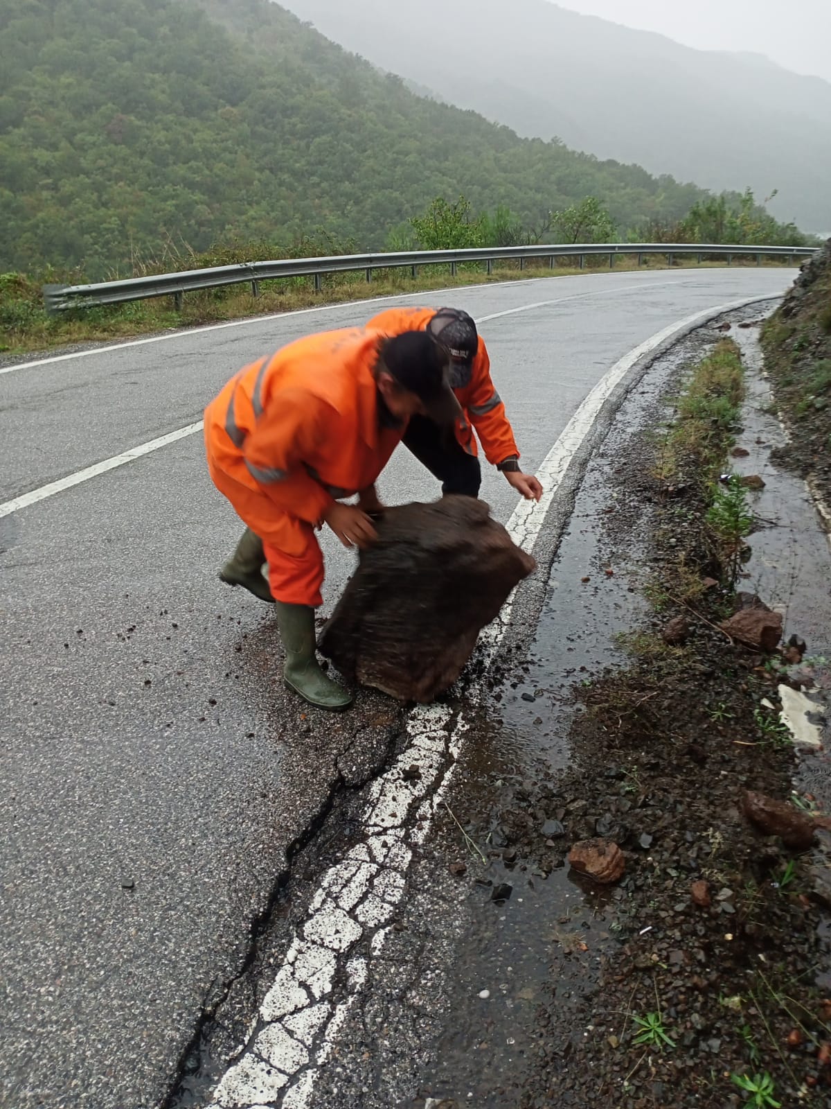Lajm i fundit/ Rreshqitje masivi guresh ne Shkopet
