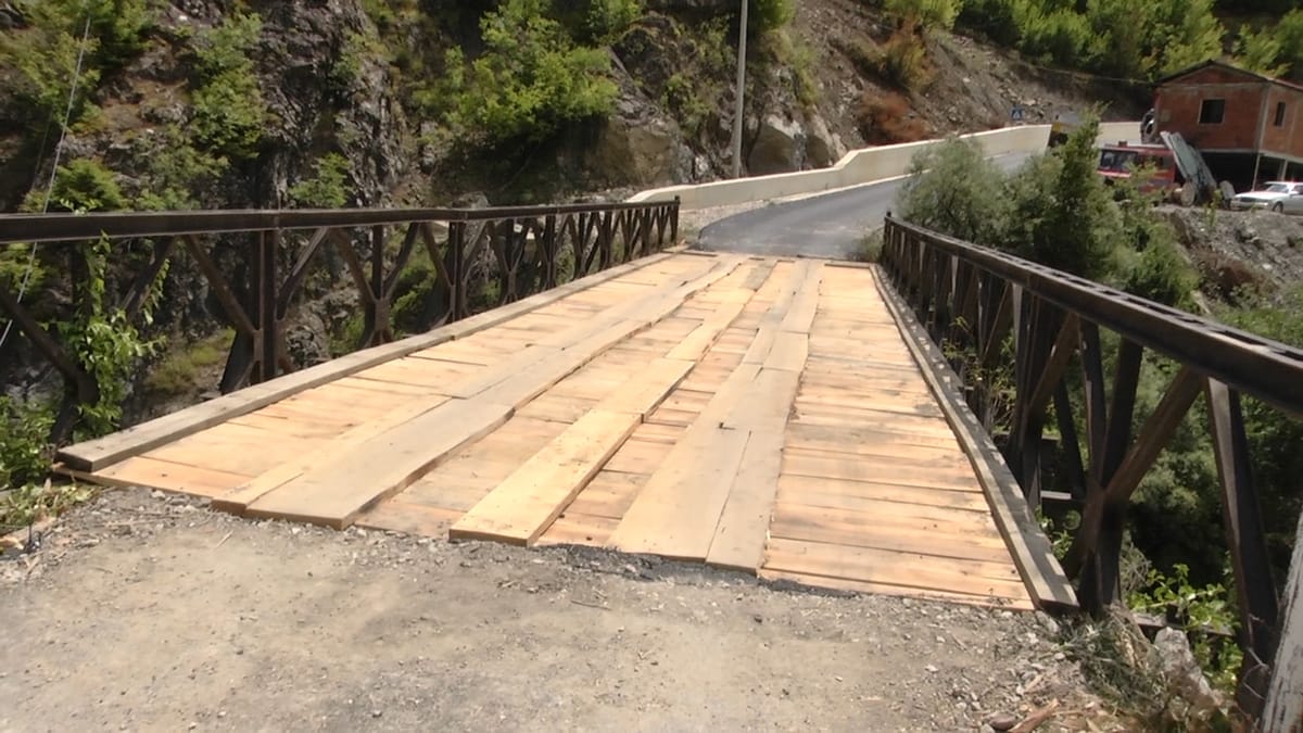 (VIDEO)Riparohet shtresa e urës që lidh fshatrat Shkallë e Gurë i Bardhë me rrugën e Arbrit